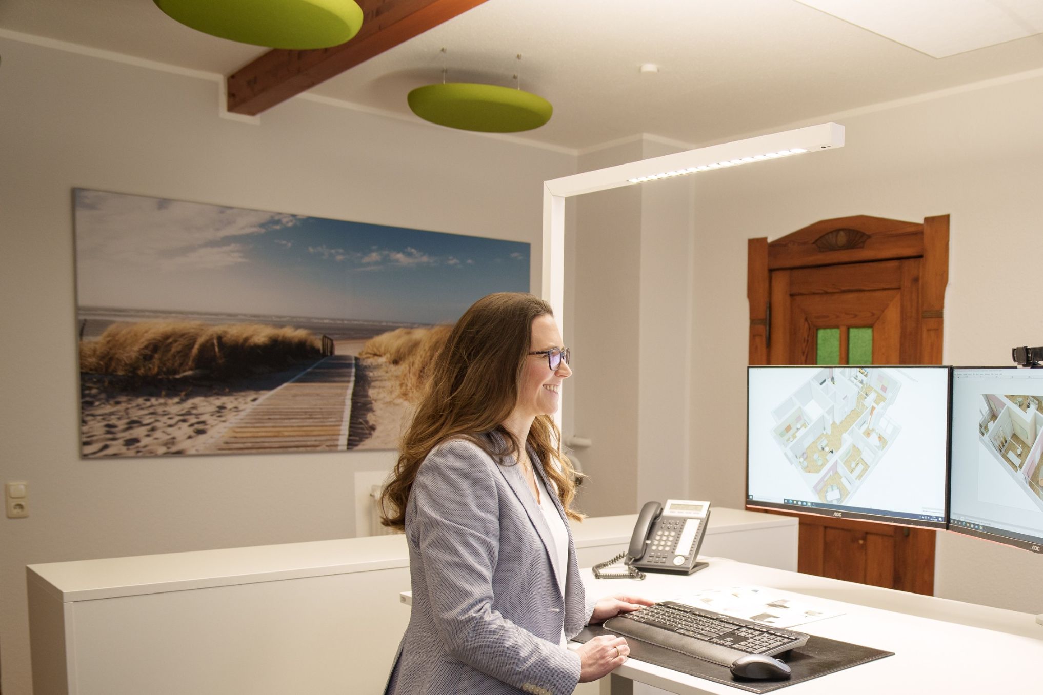 Büro mit Akustikelementen an der Decke